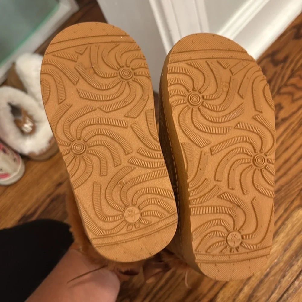 Brand new fuzzy boots - toddler size 7
